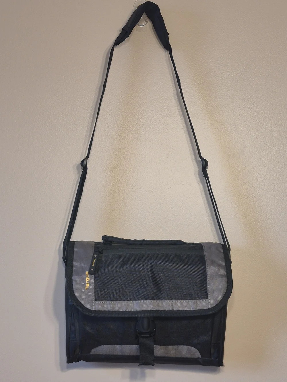 Targus Men’s Black and Gray Messenger Crossbody Bag with Padded Shoulder Strap